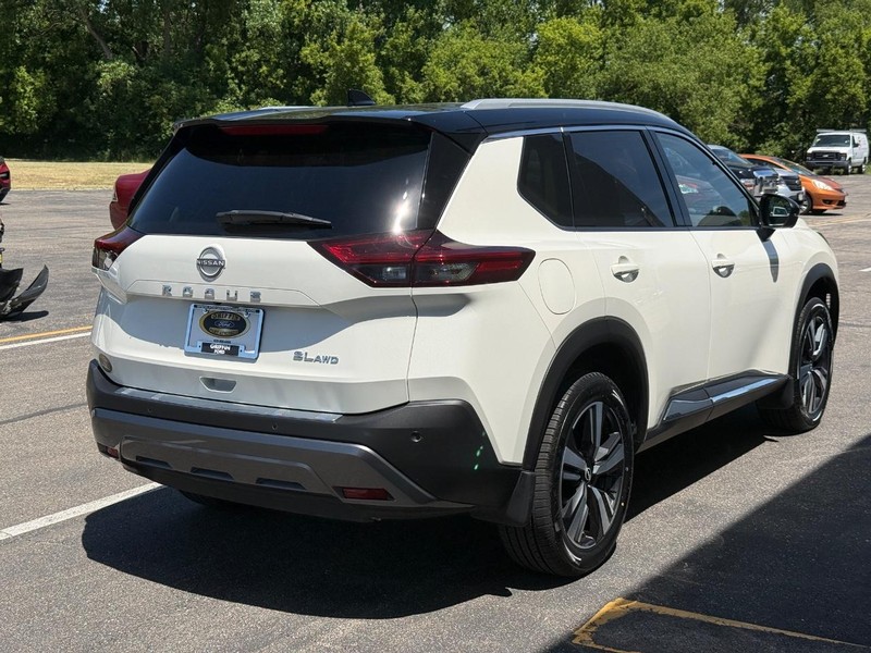 Nissan Rogue Vehicle Full-screen Gallery Image 6