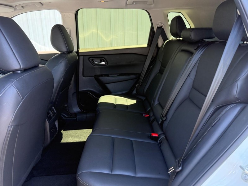 Nissan Rogue Vehicle Full-screen Gallery Image 7