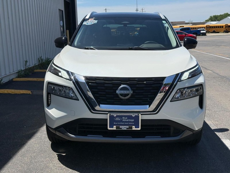 Nissan Rogue Vehicle Full-screen Gallery Image 8
