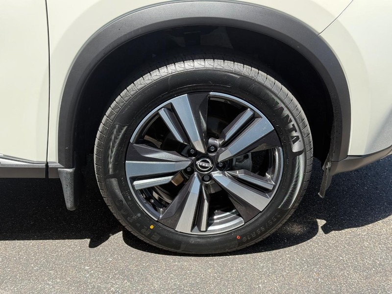 Nissan Rogue Vehicle Full-screen Gallery Image 9