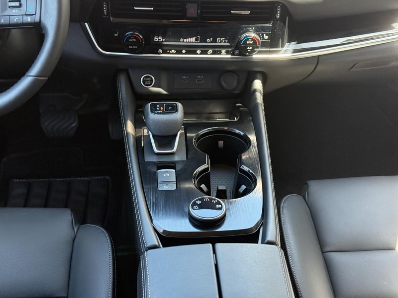 Nissan Rogue Vehicle Full-screen Gallery Image 10