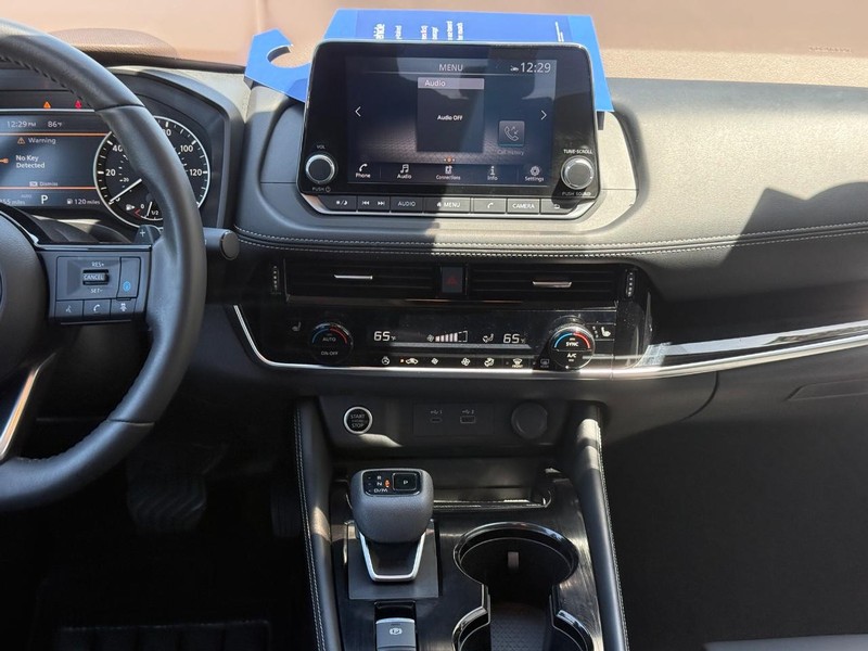 Nissan Rogue Vehicle Full-screen Gallery Image 11