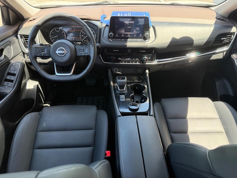 Nissan Rogue Vehicle Full-screen Gallery Image 12