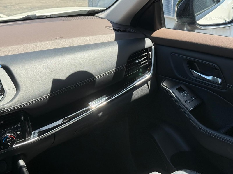 Nissan Rogue Vehicle Full-screen Gallery Image 13