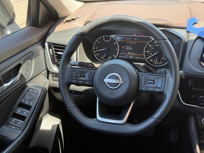 Nissan Rogue Vehicle Full-screen Gallery Image 14