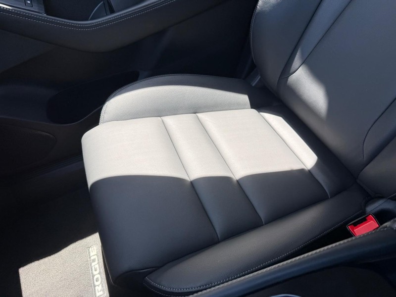 Nissan Rogue Vehicle Full-screen Gallery Image 18