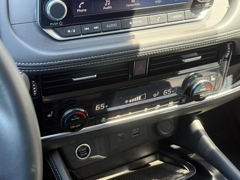 Nissan Rogue Vehicle Full-screen Gallery Image 19