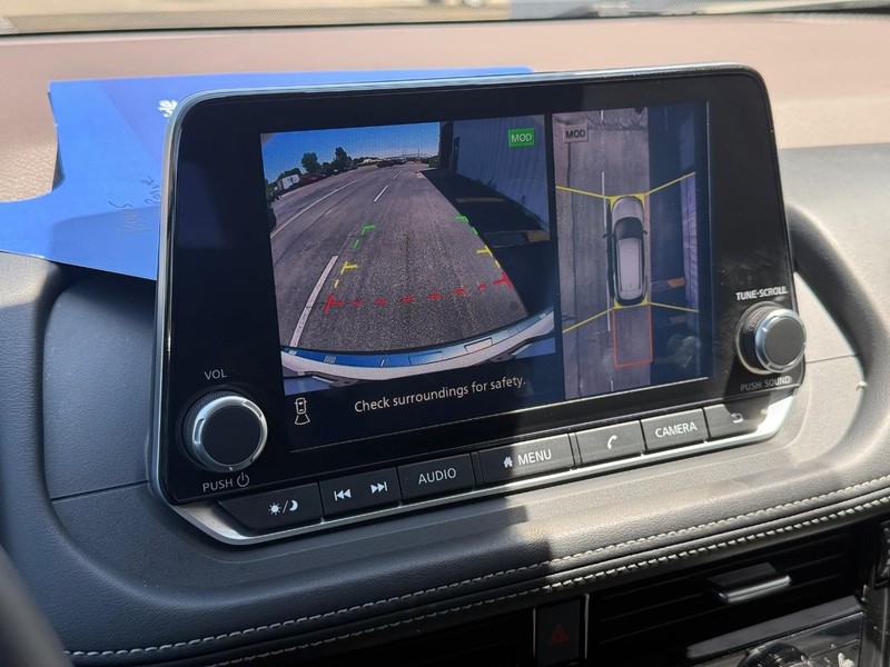 Nissan Rogue Vehicle Full-screen Gallery Image 20