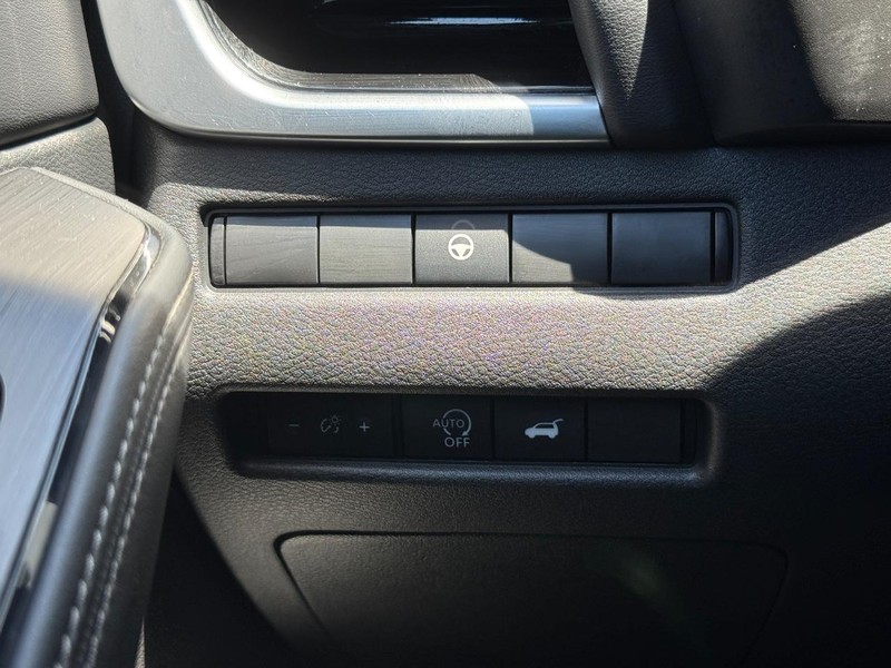 Nissan Rogue Vehicle Full-screen Gallery Image 21