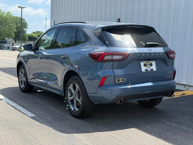 Ford Escape Vehicle Full-screen Gallery Image 3