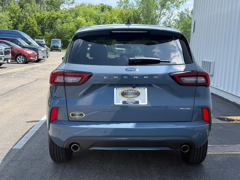 Ford Escape Vehicle Full-screen Gallery Image 4