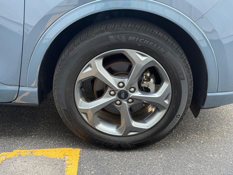 Ford Escape Vehicle Full-screen Gallery Image 5