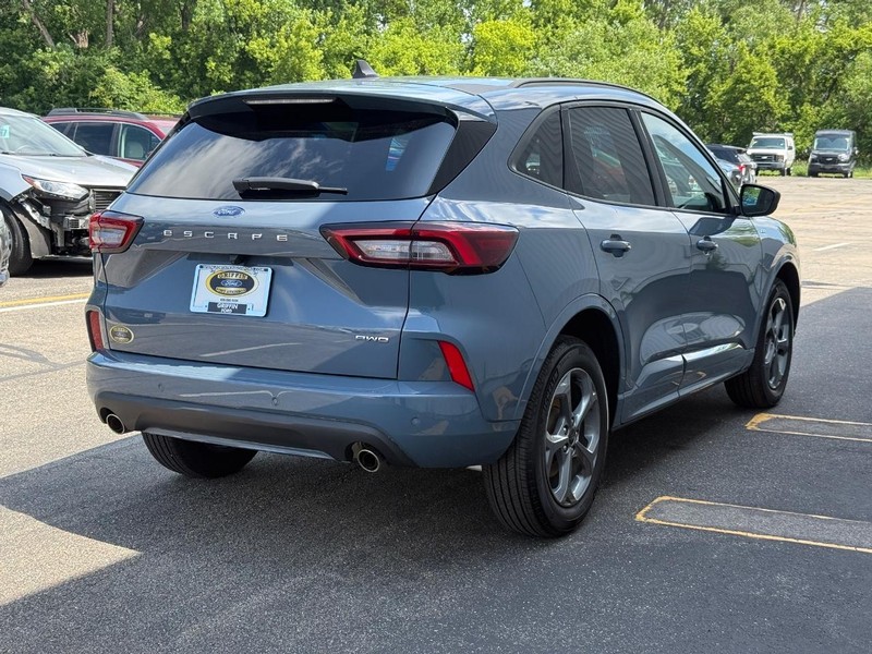 Ford Escape Vehicle Full-screen Gallery Image 6