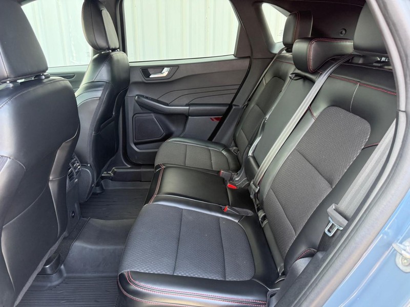 Ford Escape Vehicle Full-screen Gallery Image 9