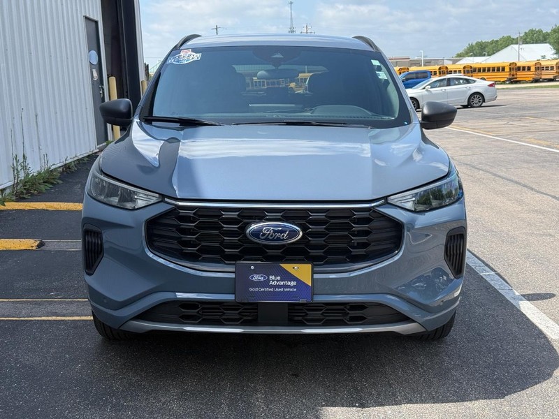Ford Escape Vehicle Full-screen Gallery Image 10