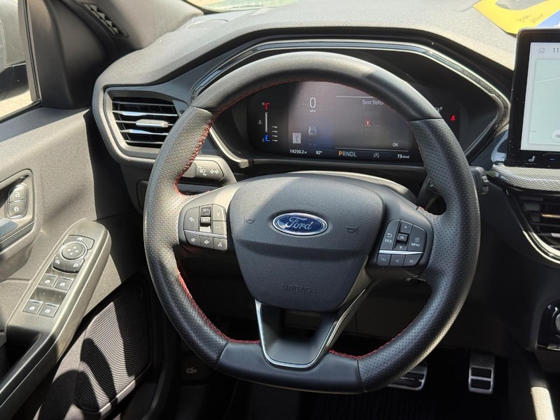 Ford Escape Vehicle Full-screen Gallery Image 11