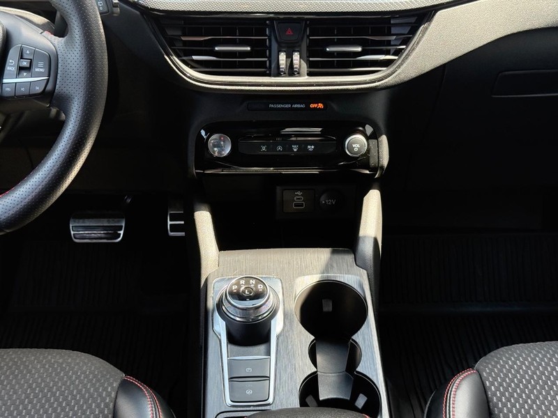 Ford Escape Vehicle Full-screen Gallery Image 12