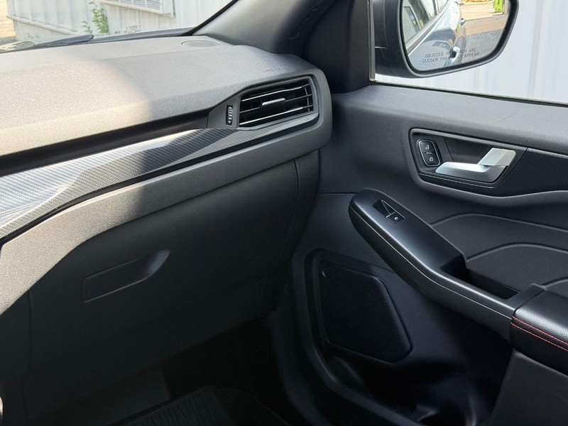 Ford Escape Vehicle Full-screen Gallery Image 14