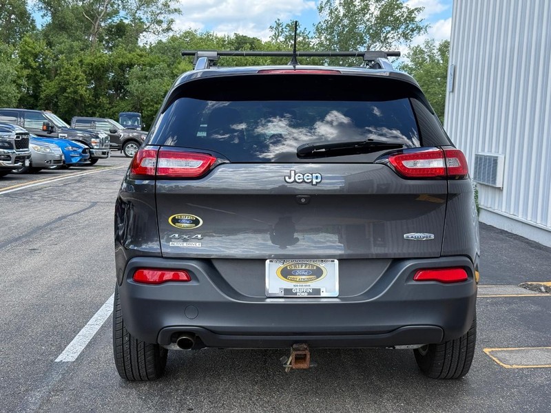 Jeep Cherokee Vehicle Full-screen Gallery Image 3