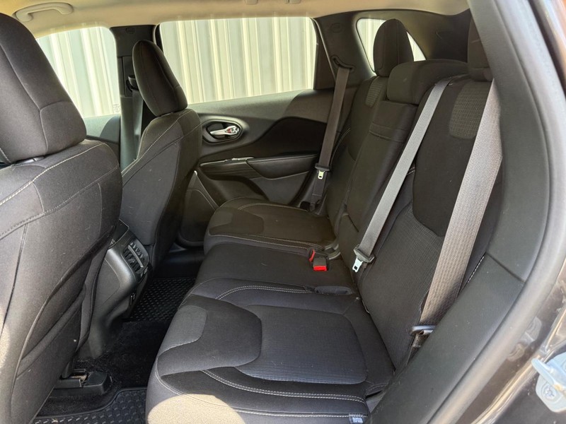 Jeep Cherokee Vehicle Full-screen Gallery Image 10