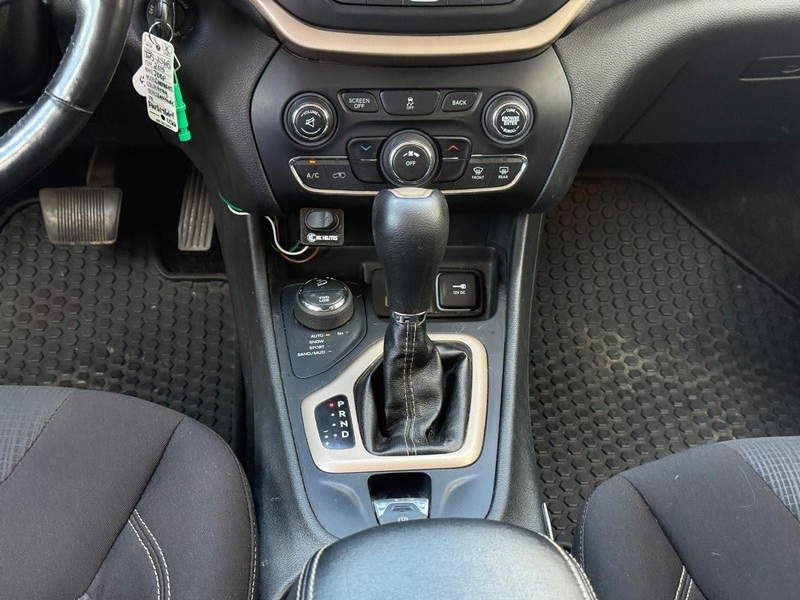 Jeep Cherokee Vehicle Full-screen Gallery Image 13
