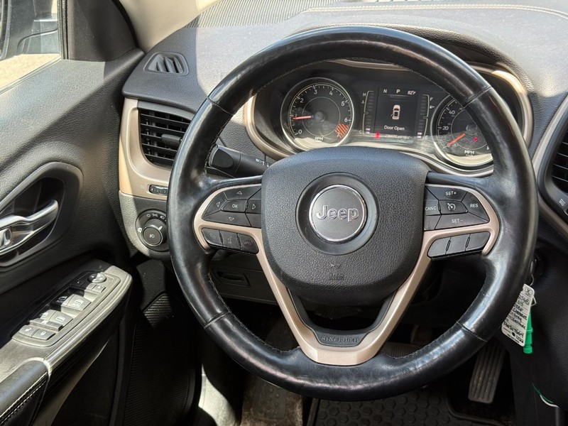 Jeep Cherokee Vehicle Full-screen Gallery Image 14