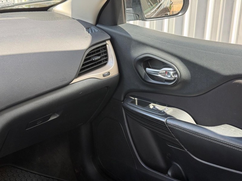 Jeep Cherokee Vehicle Full-screen Gallery Image 15