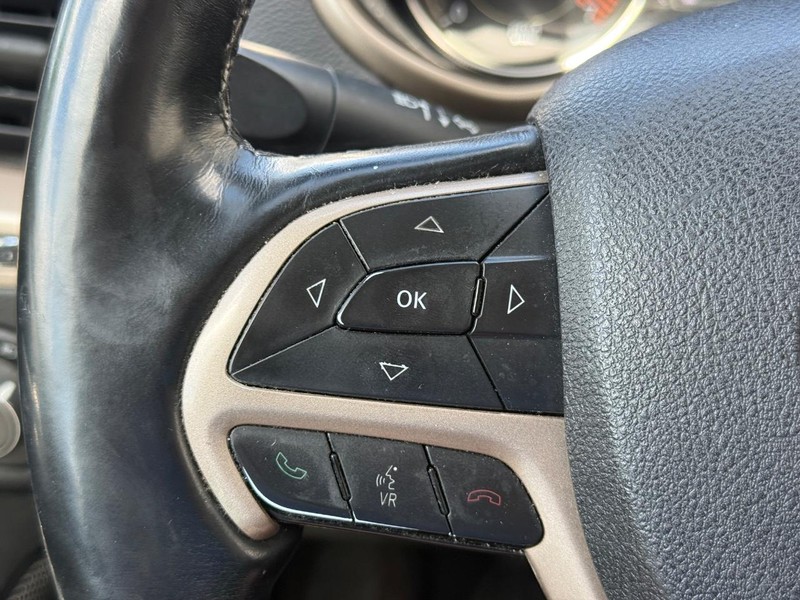 Jeep Cherokee Vehicle Full-screen Gallery Image 16