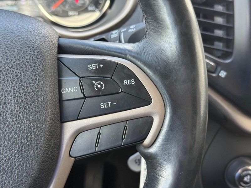 Jeep Cherokee Vehicle Full-screen Gallery Image 17