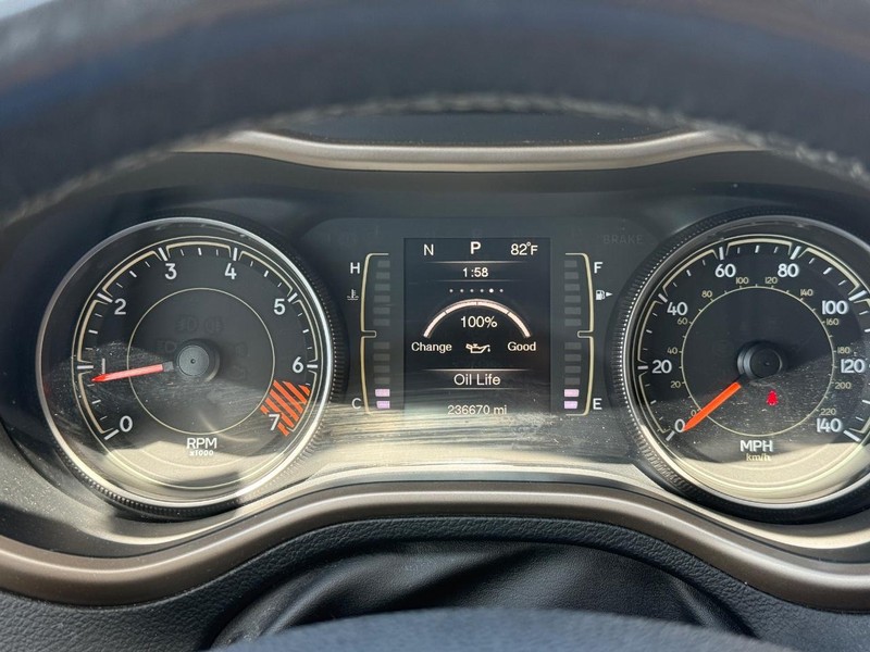 Jeep Cherokee Vehicle Full-screen Gallery Image 18