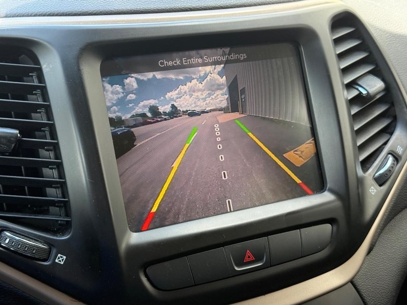 Jeep Cherokee Vehicle Full-screen Gallery Image 19