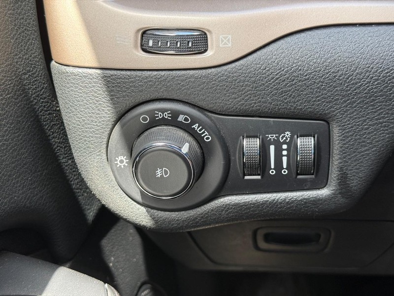 Jeep Cherokee Vehicle Full-screen Gallery Image 20