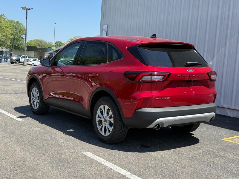 Ford Escape Vehicle Full-screen Gallery Image 3