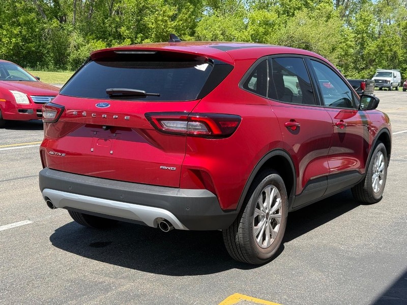 Ford Escape Vehicle Full-screen Gallery Image 6
