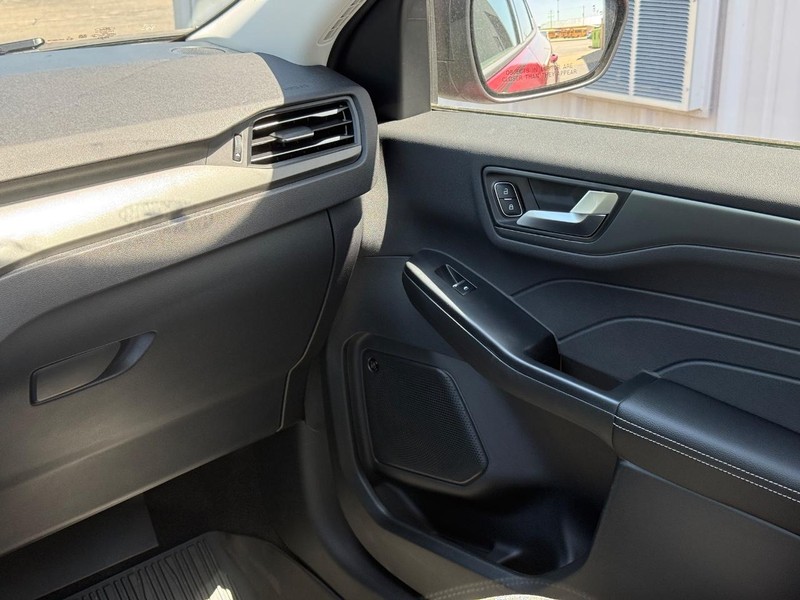 Ford Escape Vehicle Full-screen Gallery Image 14