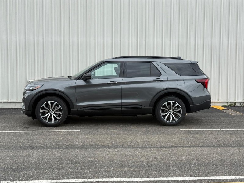 Ford Explorer Vehicle Full-screen Gallery Image 2