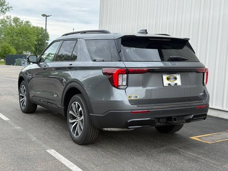 Ford Explorer Vehicle Full-screen Gallery Image 3