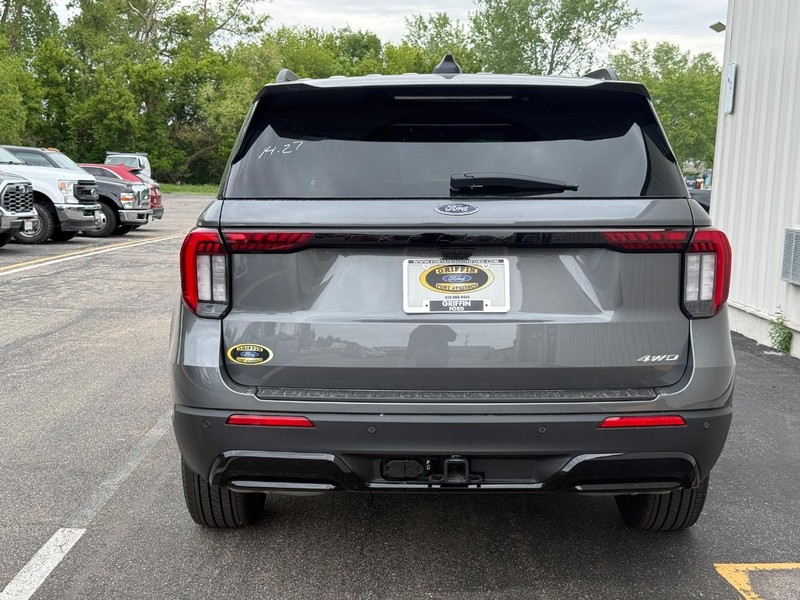 Ford Explorer Vehicle Full-screen Gallery Image 4