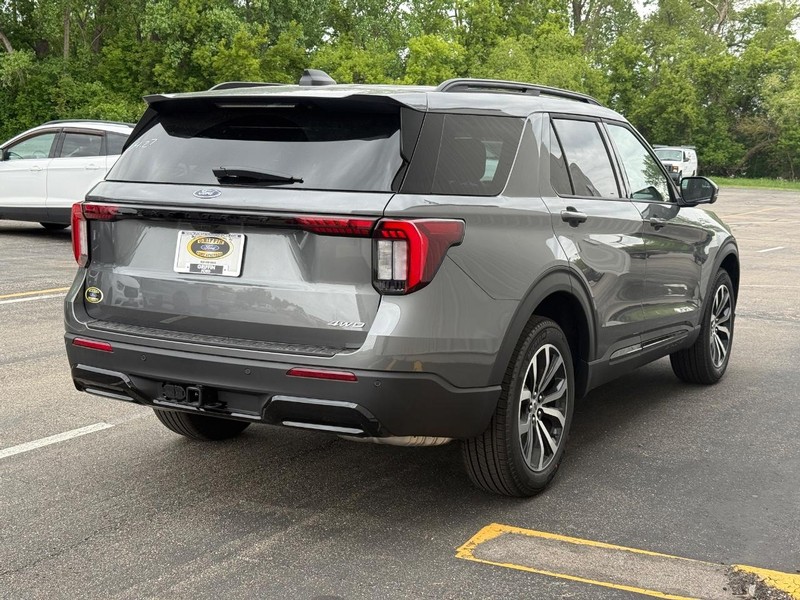Ford Explorer Vehicle Full-screen Gallery Image 5