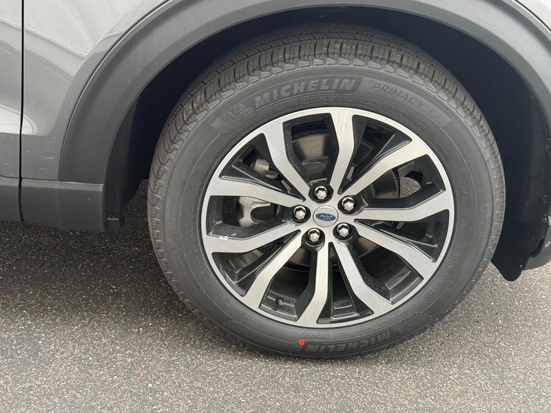 Ford Explorer Vehicle Full-screen Gallery Image 7