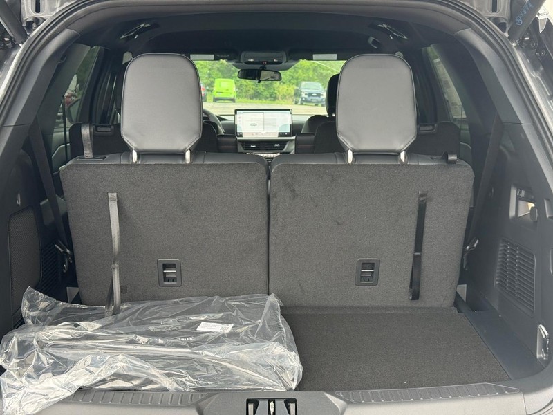 Ford Explorer Vehicle Full-screen Gallery Image 8