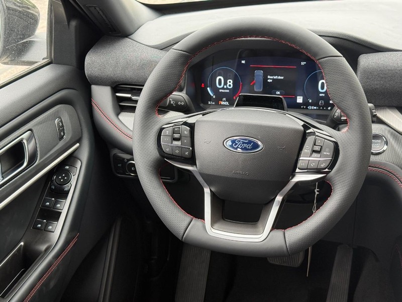 Ford Explorer Vehicle Full-screen Gallery Image 12