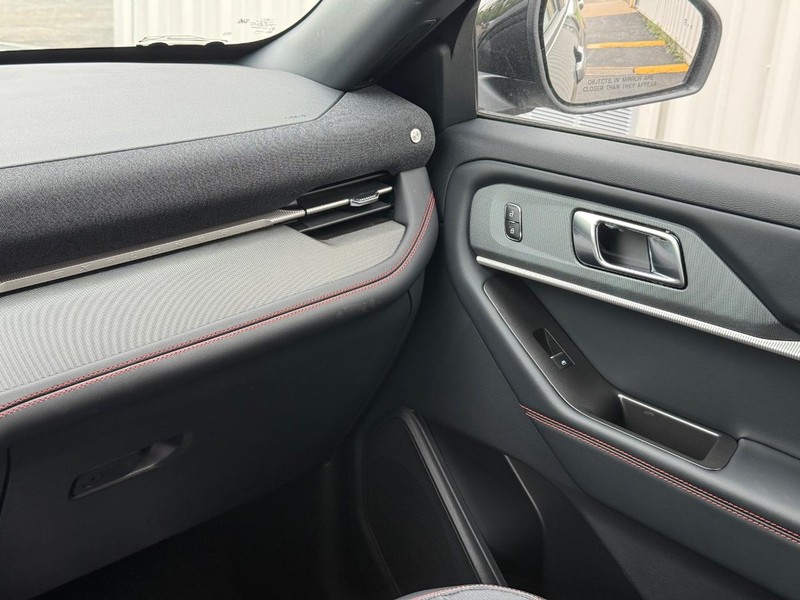 Ford Explorer Vehicle Full-screen Gallery Image 15