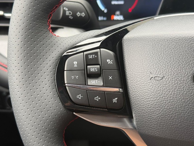Ford Explorer Vehicle Full-screen Gallery Image 16