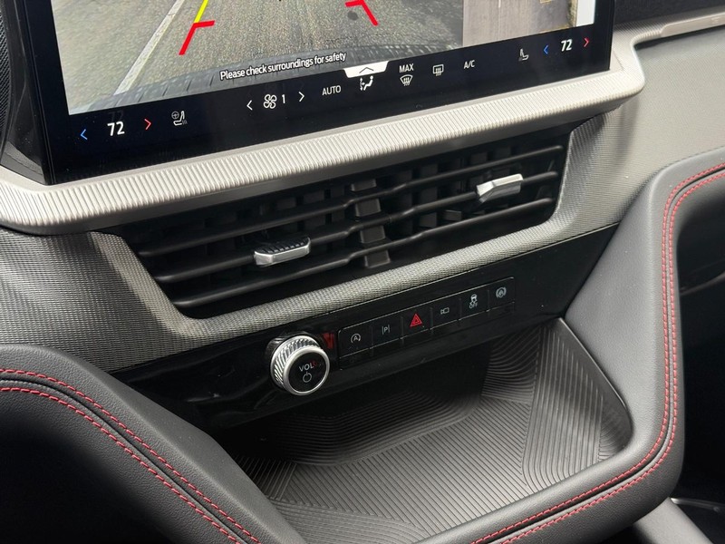 Ford Explorer Vehicle Full-screen Gallery Image 21