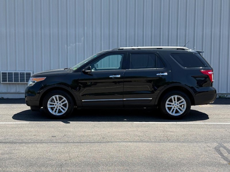 Ford Explorer Vehicle Full-screen Gallery Image 2