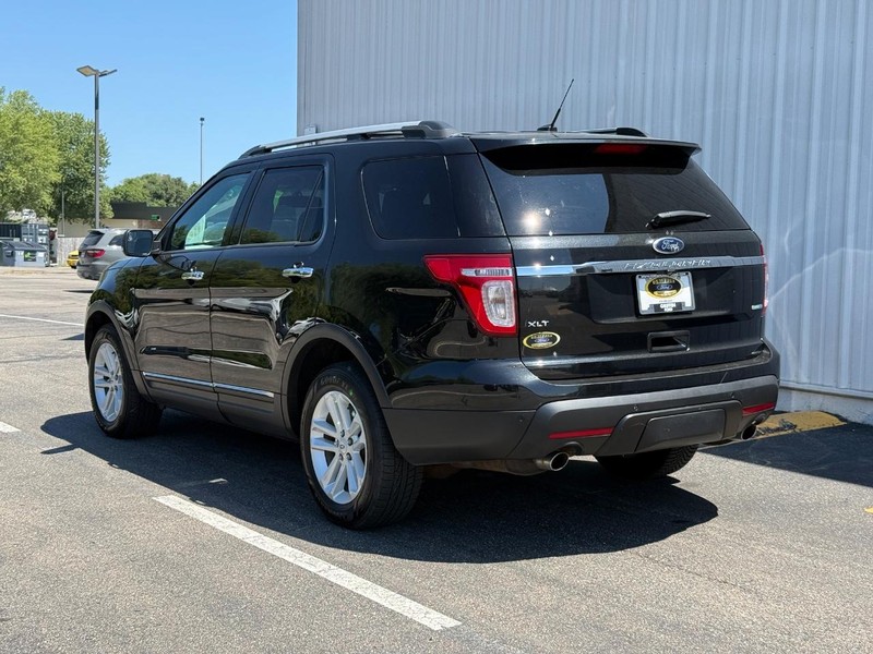 Ford Explorer Vehicle Full-screen Gallery Image 3