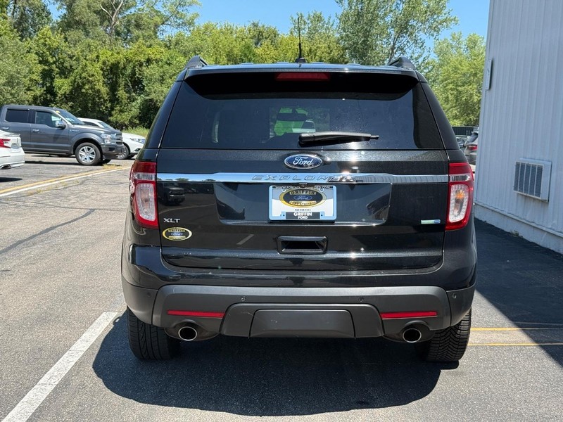 Ford Explorer Vehicle Full-screen Gallery Image 4