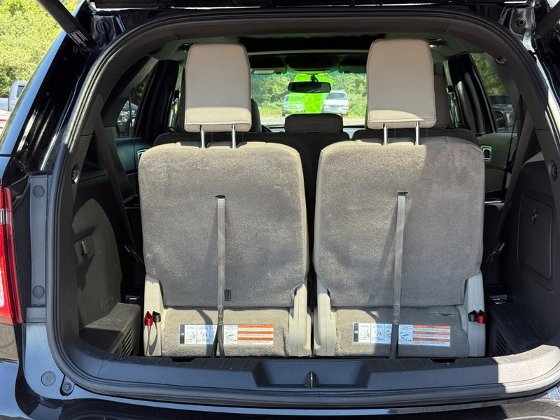 Ford Explorer Vehicle Full-screen Gallery Image 5