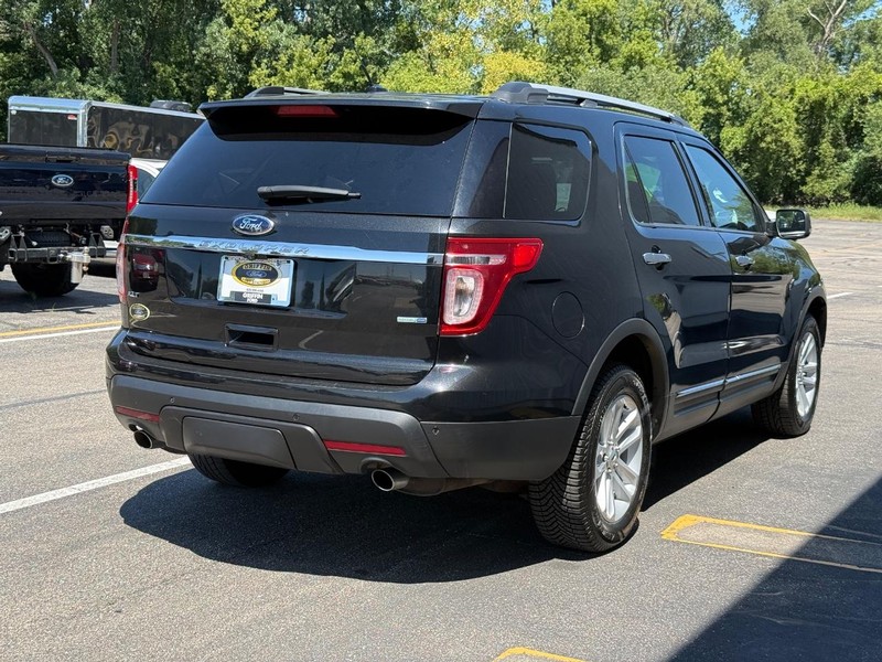 Ford Explorer Vehicle Full-screen Gallery Image 6